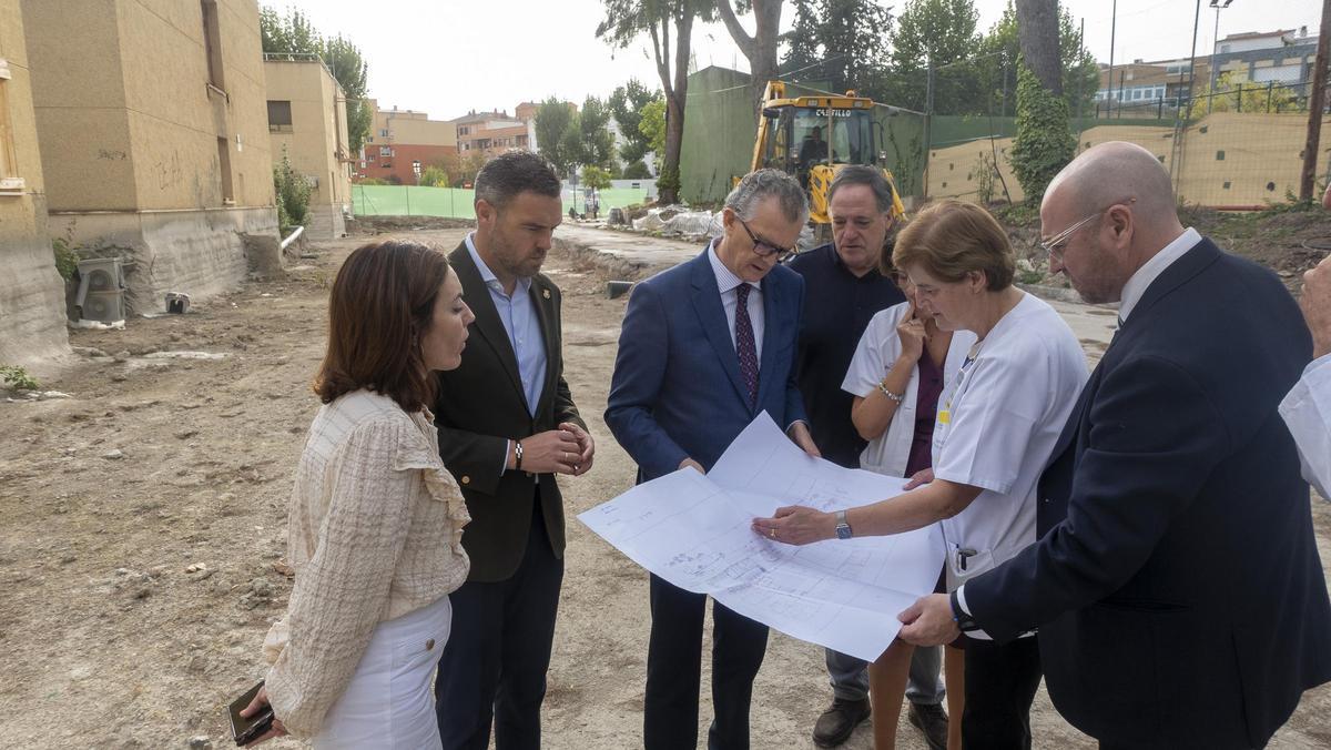 Mercedes Barba, junto al consejero de Salud y el alcalde de Caravaca, en una visita a las obras de ampliación del Hospital