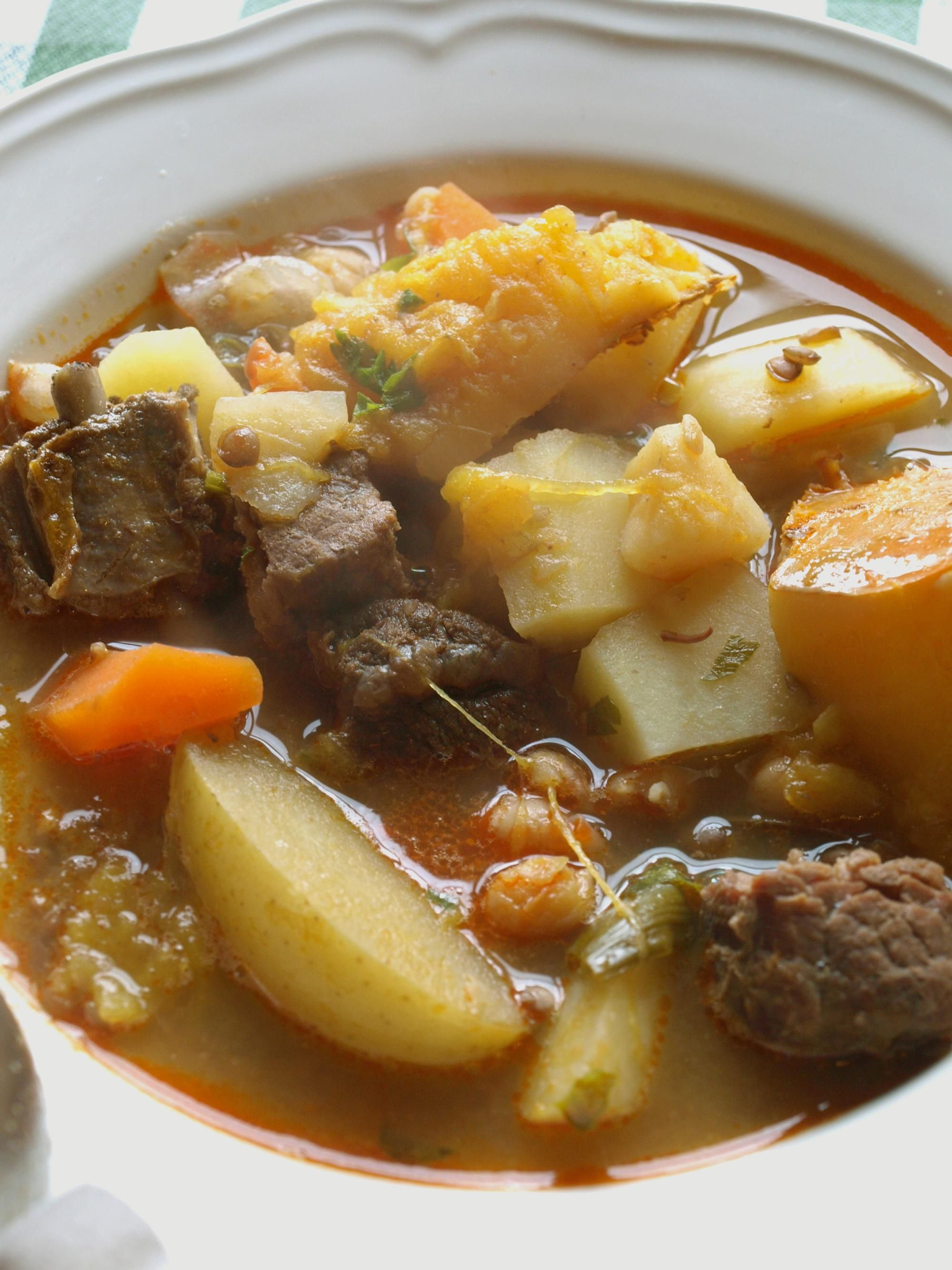 Un buen plato de &quot;olla pongueta&quot;, uno de los guisos especiales que se sirven en Fonda Ponga en San Juan de Beleño (Ponga)