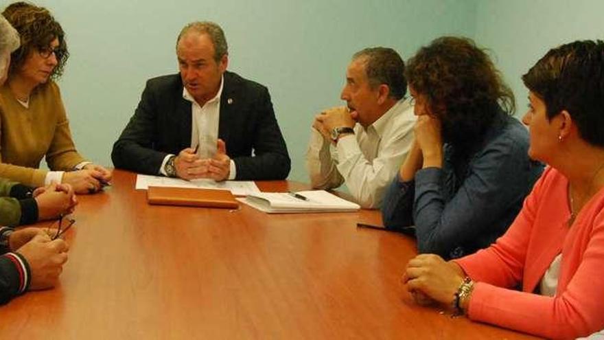 El gobierno se reunió con directivos y miembros del ANPA del centro y representantes de la comunidad. // FdV