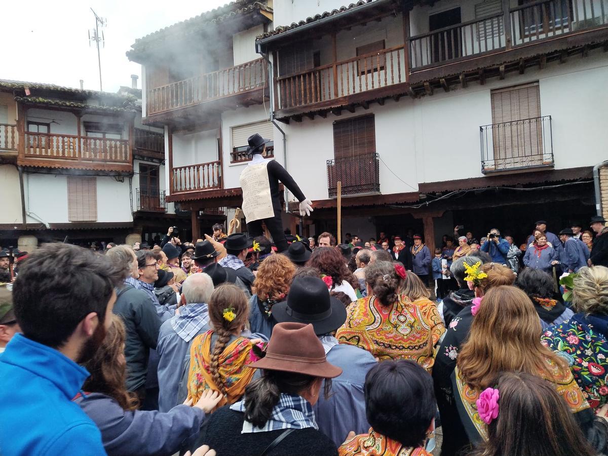 Galería | La misteriosa tradición del Pero Palo llena Villanueva de la Vera
