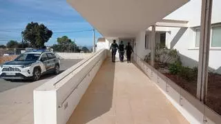 El joven de 18 años arrestado en Formentera está acusado de dos robos más en una tienda y un instituto