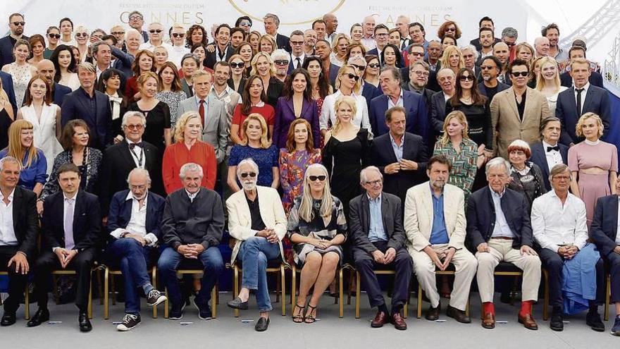 Fotografía de familia de las estrellas que homenajearon, ayer, al Festival de Cannes por su 70 aniversario. // Reuters