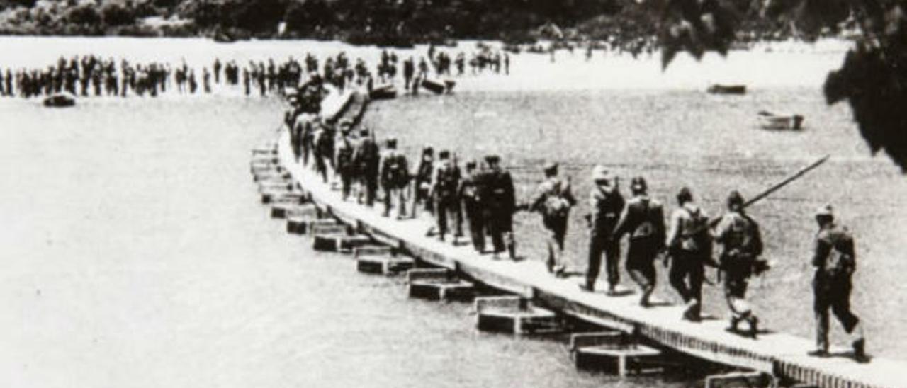 Momento en que el ejército republicano atraviesa el puente del Ebro que daría lugar a la larga y sangrienta batalla que acabaría con la Guerra Civil.