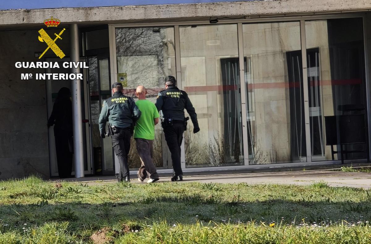 El detenido es conducido a los juzgados de Lalín por dos agentes de la Guardia Civil.