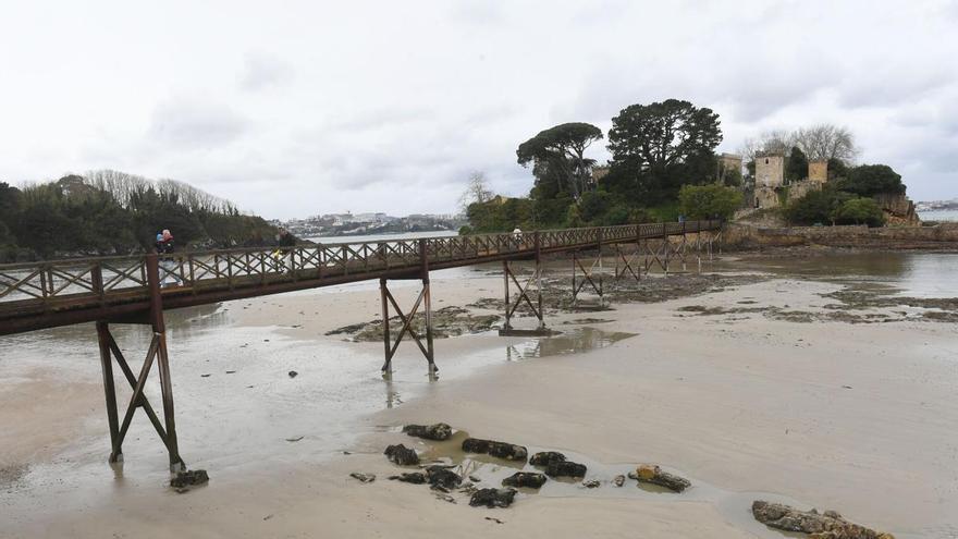 Oleiros realizará análisis quincenales en la playa de Santa Cruz para demostrar que las aguas son aptas para el baño