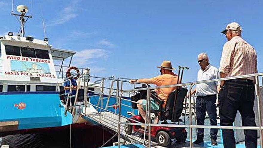 Santa Pola inauguró ayer el primer catamarán adaptado.
