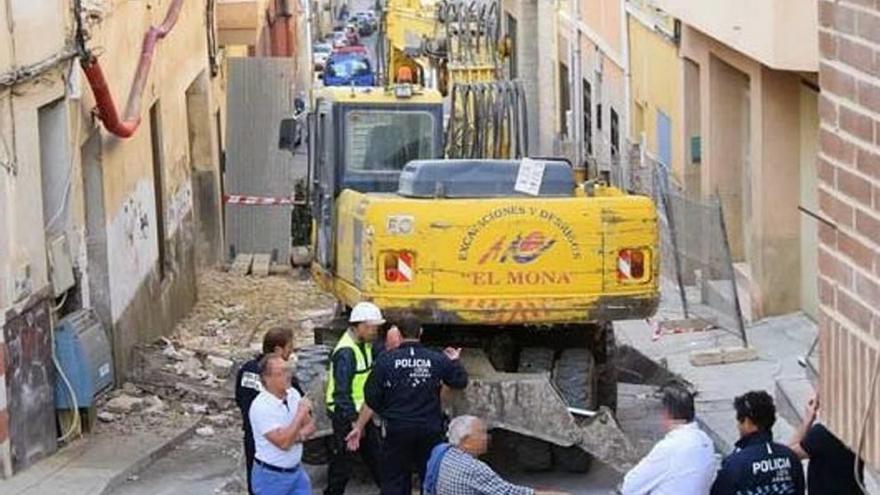 Agentes, vecinos y obreros, ayer en la calle Colón.