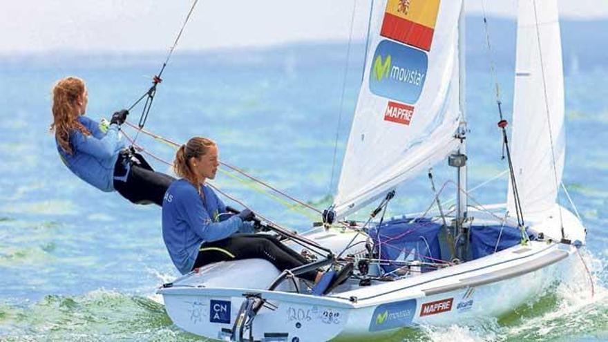 Silvia Mas y Paula Barceló, compitiendo en aguas de Bulgaria.