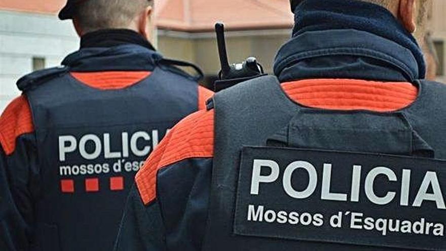 Dos agents dels Mossos d&#039;Esquadra patrullant en una imatge d&#039;arxiu.