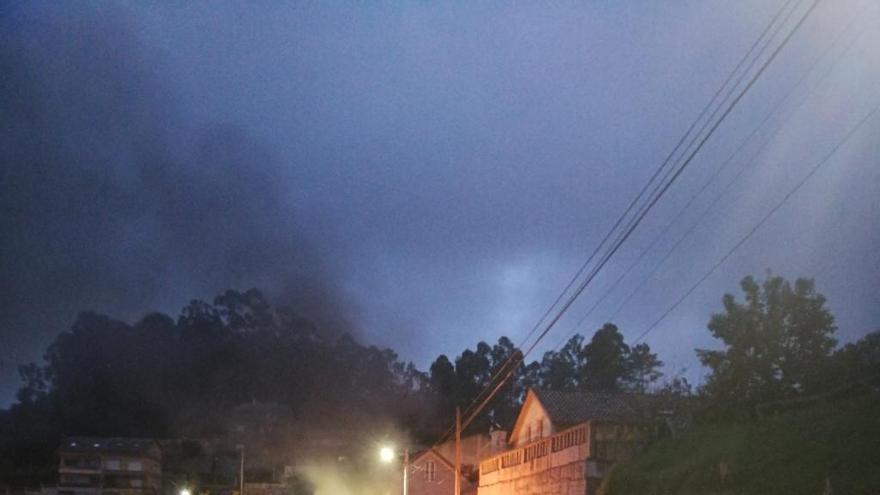 El coche que ardió esta mañana en la PO-551, en Tirán.// Fdv