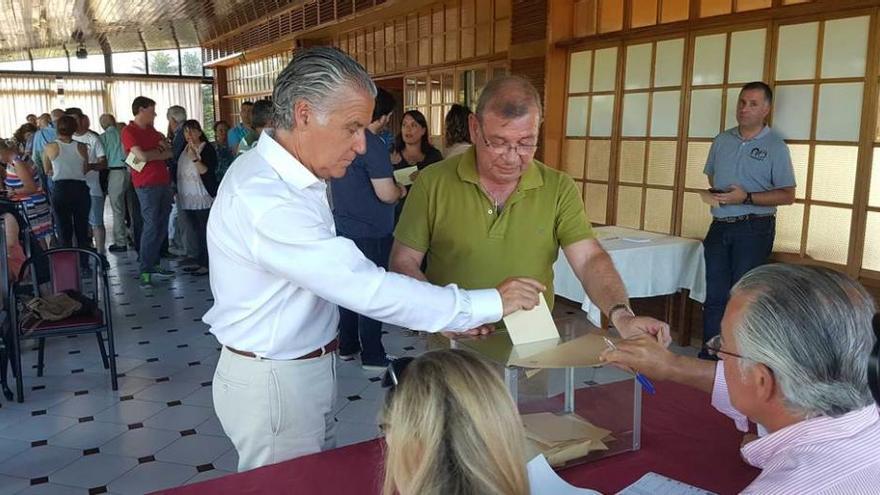 Jesús Kocina, disponiéndose a votar ayer en la asamblea de socios en las instalaciones del Chas.