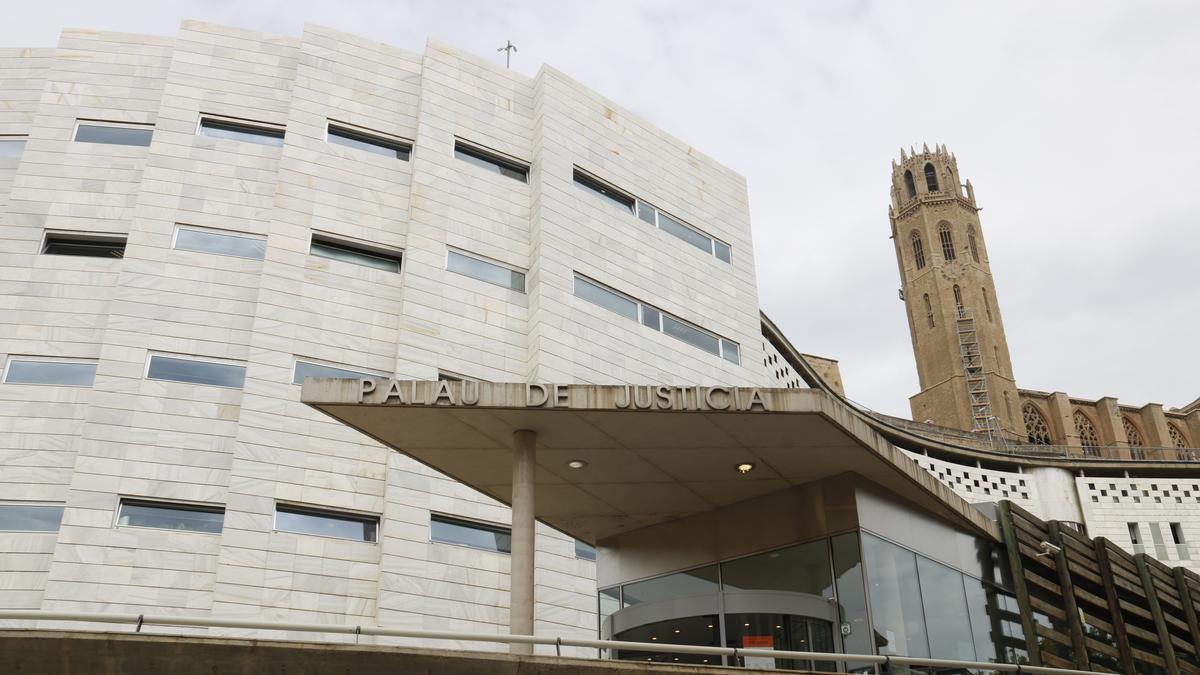 Els jutjats de Lleida, des de l&#039;entrada a l&#039;Audiència, amb la Seu Vella darrere.