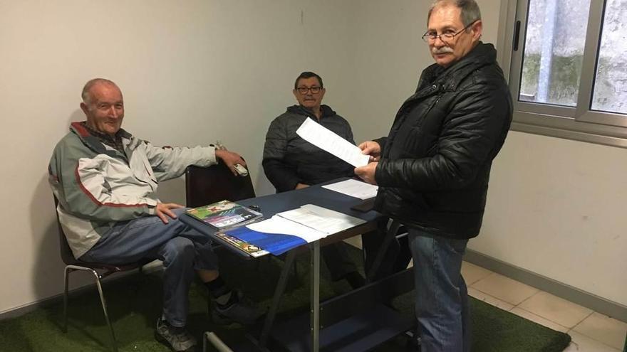 Manuel Solís y Juan José Suárez, al fondo, con Aquilino Sagastizábal en primer término, ayer, en las oficinas del Caudal.