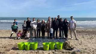 Unión para limpiar de residuos la playa Morro de Gos de Orpesa