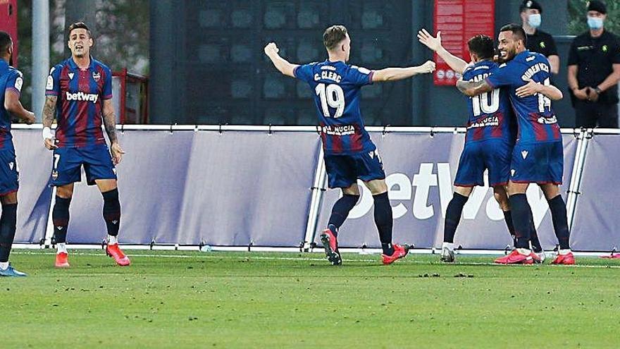 La plantilla celebra el empate de Miramón ante el Sevilla.