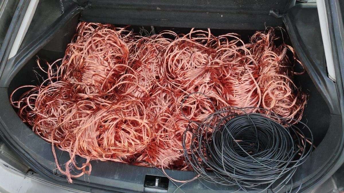 Hi van localitzar diverses bobines de fil de coure amb un pes total d’uns 260 quilos