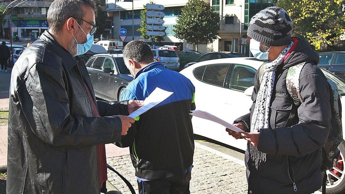 Tres personas sin hogar, usuarias además del comedor social de Cáritas.   | // IÑAKI OSORIO