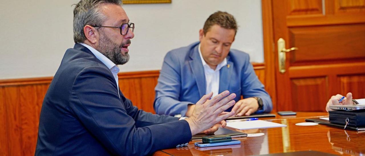 El viceconsejero regional de Cambio Climático, Miguel Ángel Pérez, y José Julián Mena, alcalde de Arona.