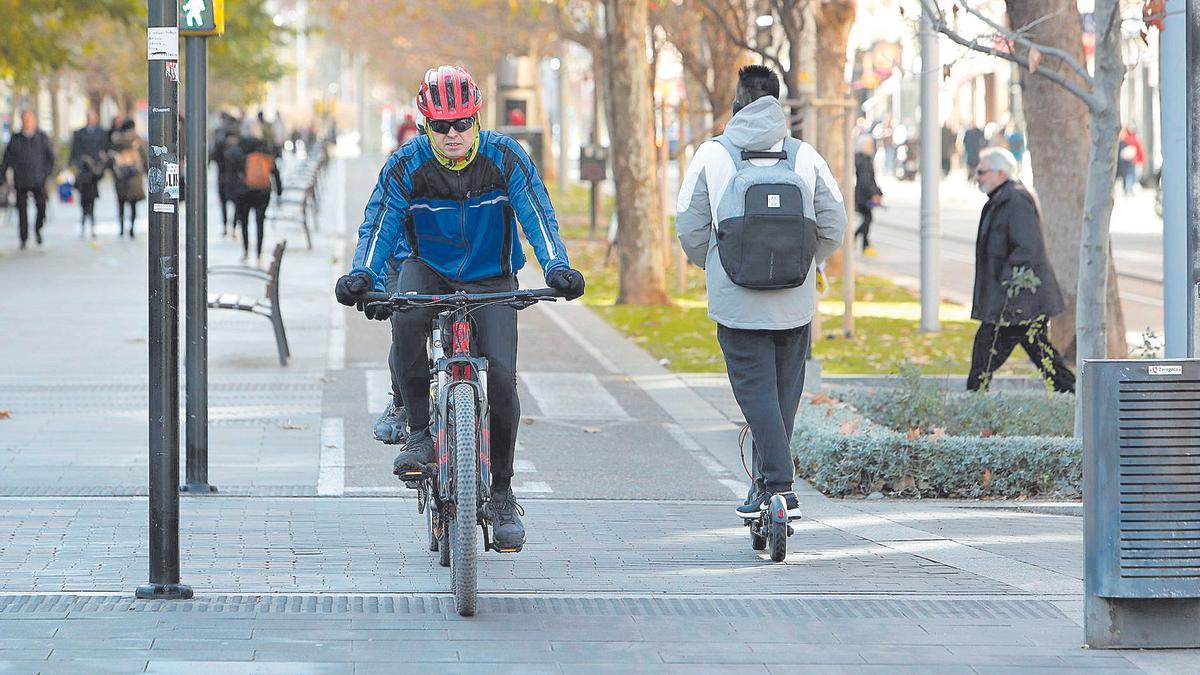 Un ciudadano con una bicicleta por la ciudad de Zaragoza