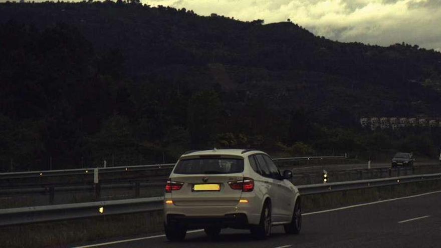 Uno de los vehículos extranjeros &quot;cazado&quot; por el radar fijo de Ribadavia, en la autovía A-52.  // Faro