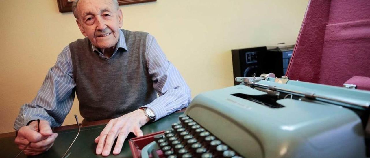 Eliseo Mateos en su domicilio de Oviedo con la máquina de escribir que le acompañó durante los últimos años de ejercicio como ingeniero técnico industrial.