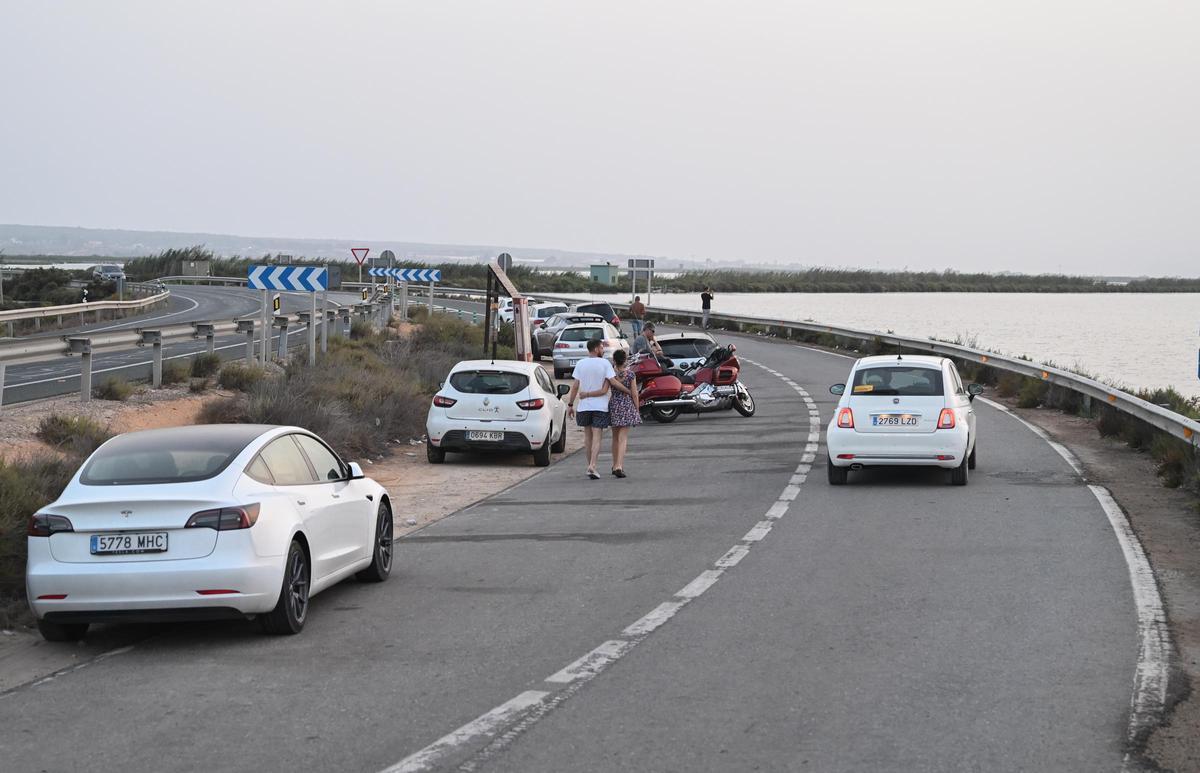 La carretera que cruza las salinas se asienta sobre un cordón que fosilizaron las lagunas interiores.