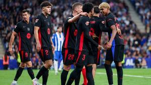Varios jugadores del Barça celebran un gol contra el Espanyol en Cornellà