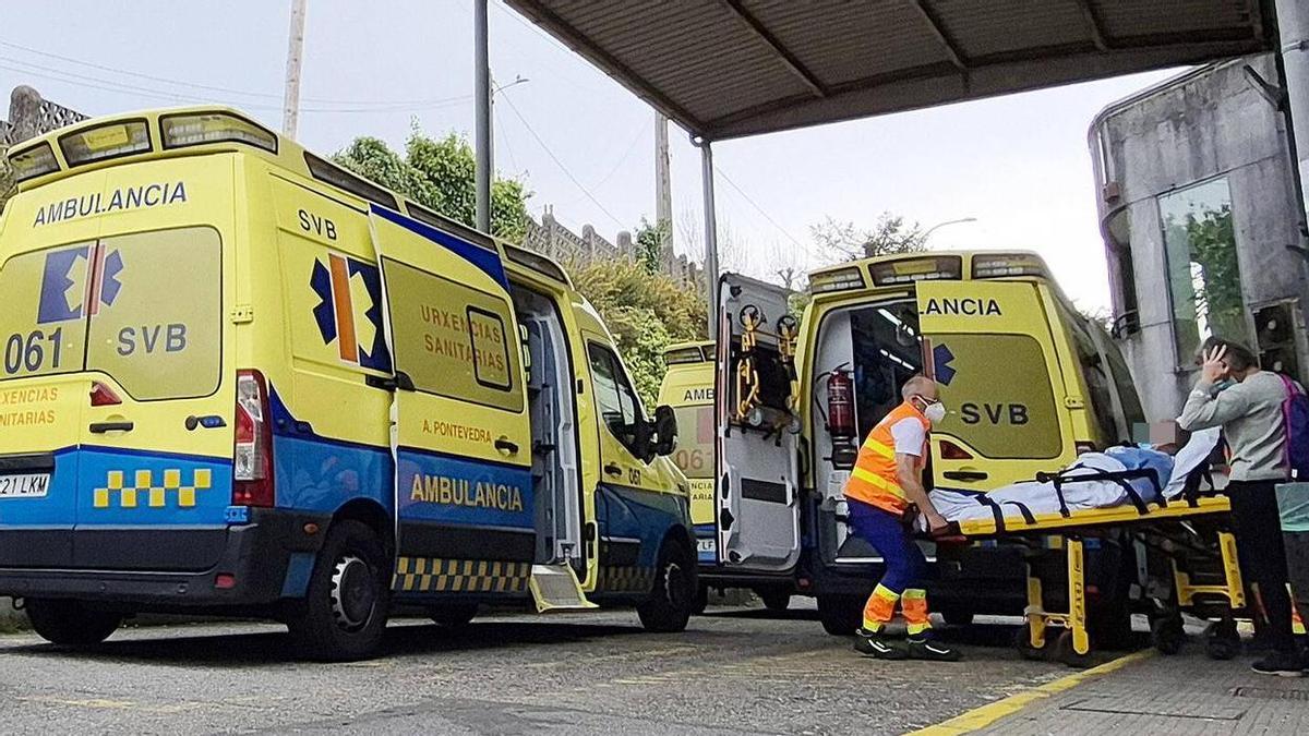 Una ambulancia del 061 trasladando un paciente en Pontevedra.