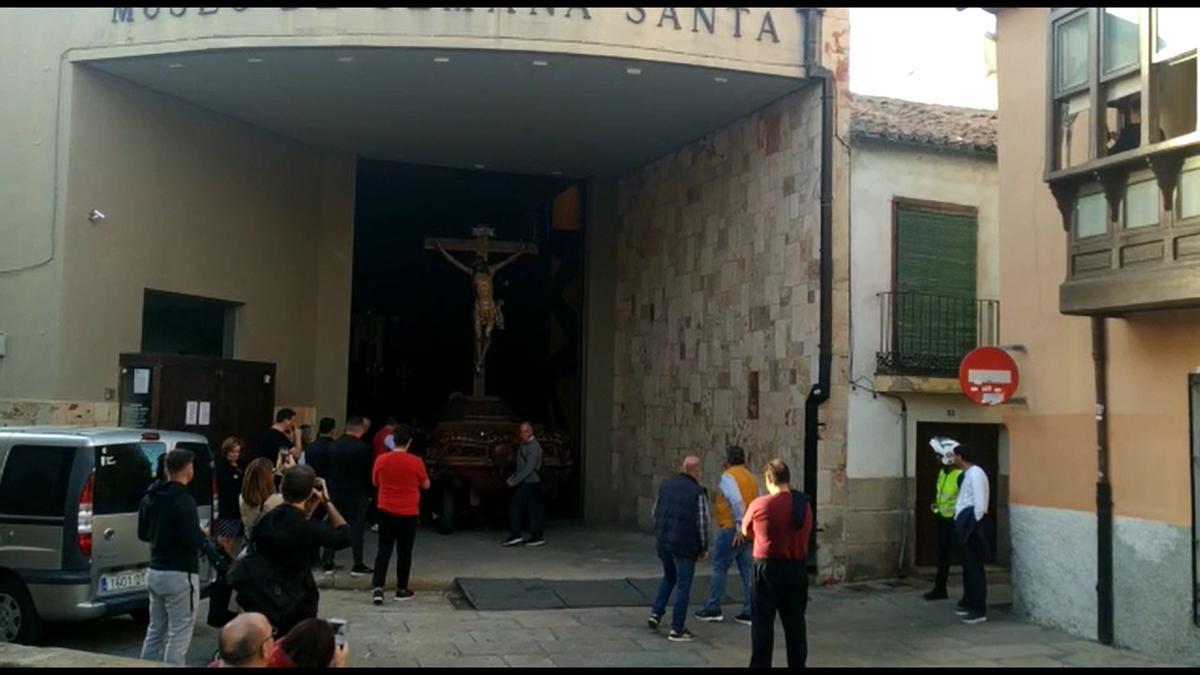 Los pasos abandonan el Museo de Semana Santa.