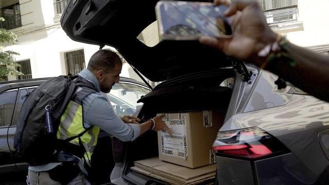 Agents de la policia s’emporten caixes amb documentació del despatx de l’expresident Zapatero. | JOSÉ LUIS ROCA.