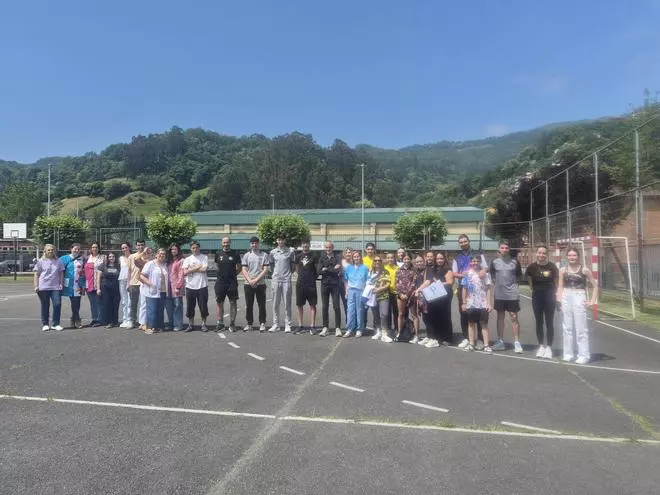 Todos los deportes caben en el colegio Llerón-Clarín de Mieres: diez clubes locales realizaron charlas y exhibiciones para acercar sus disciplinas a los alumnos