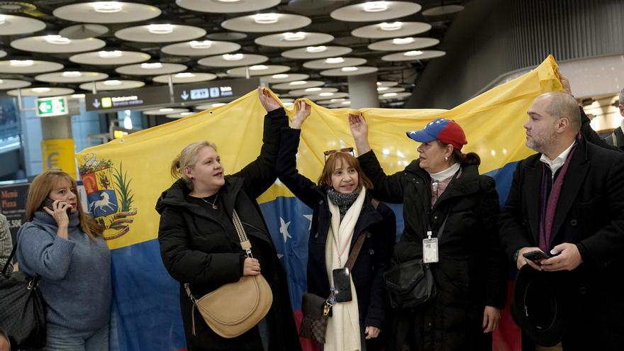 Familiars i amics esperen, a l’aeroport de Barajas, l’arribada de Rocío San Miguel, alliberada juntament amb quatre presos més, de la presó a Veneçuela.