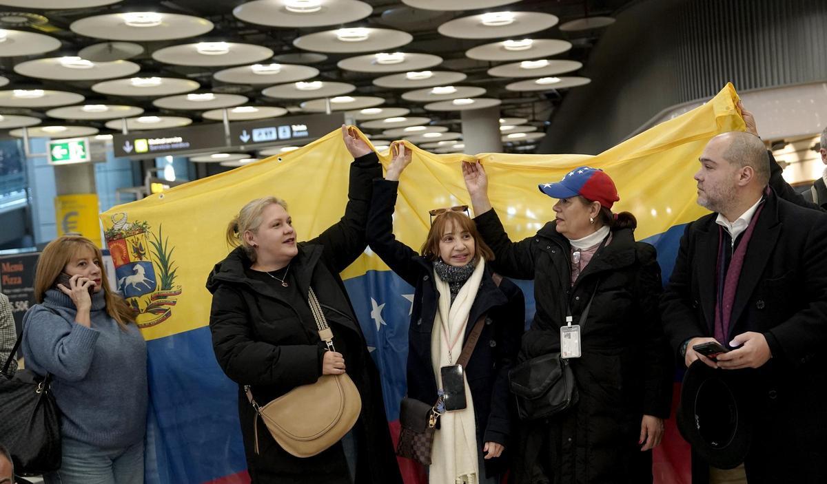 Els cinc presoners espanyols alliberats per Veneçuela arriben a l’aeroport de Barajas