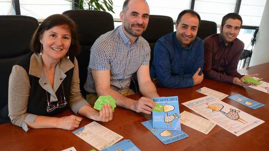 Paula Soto, Aldán Santamarina, Salvador Meira y Xosé Leal, ayer en el Concello de Moaña. // G.N.