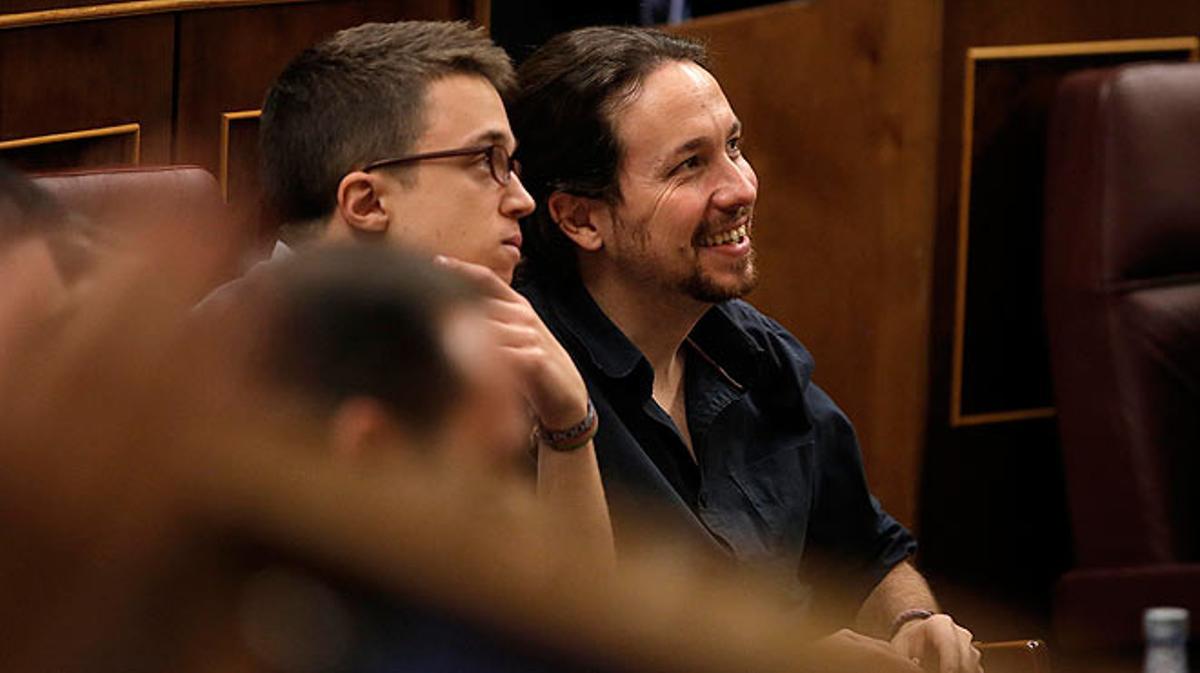 Pablo Iglesias aplaudeix irònicament Pedro Sánchez quan aquest agraeix el suport de Ciutadans.