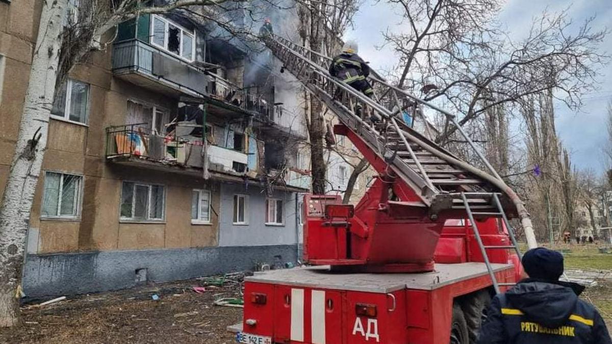 Los bomberos extinguen el incendio en un edificio residencial en Mykolaiv tras el ataque con lanzacohetes  rusos BM-30 Smerch