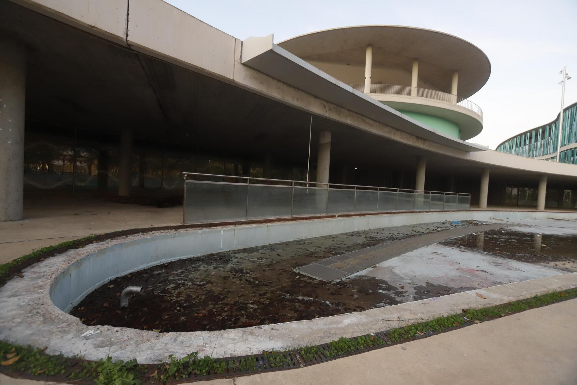 Así están la Torre del Agua y los 'cacahuetes' en desuso de la Expo de Zaragoza