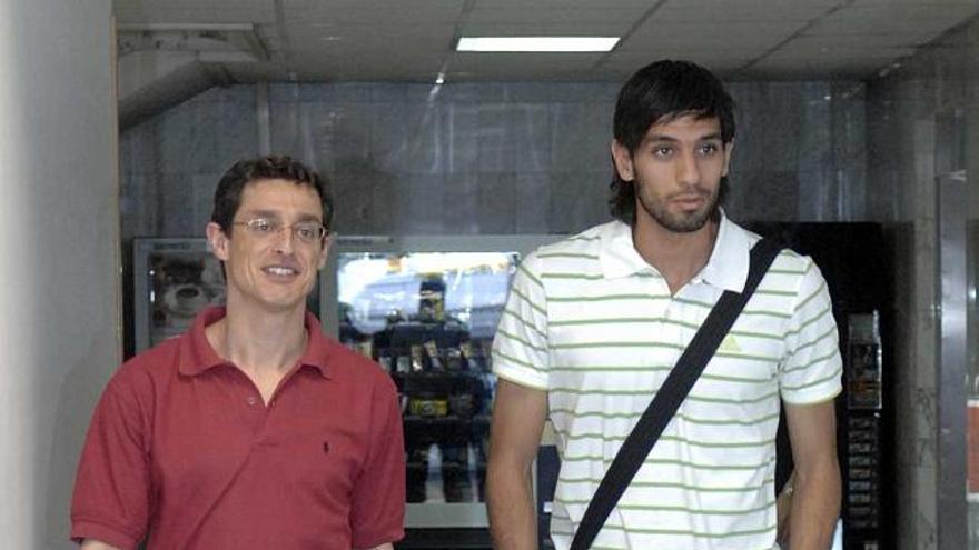 Lassad, ayer, abandona el hospital Santa Teresa acompañado por el doctor Rafael Arriaza. / fran martínez