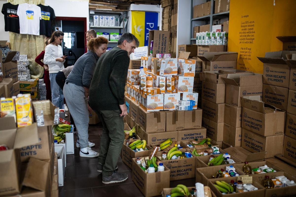 La Asociacion de ucranianos Djerelo que ayudan a los refugiados que están en Barcelona con alimentos, ropa, productos primera necesidad y lo hacen en vía Laietana 33 en el centro