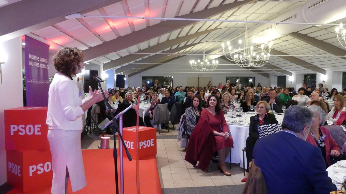 La ministra María Jesús Montero ante los cientos de asistentes a la cena