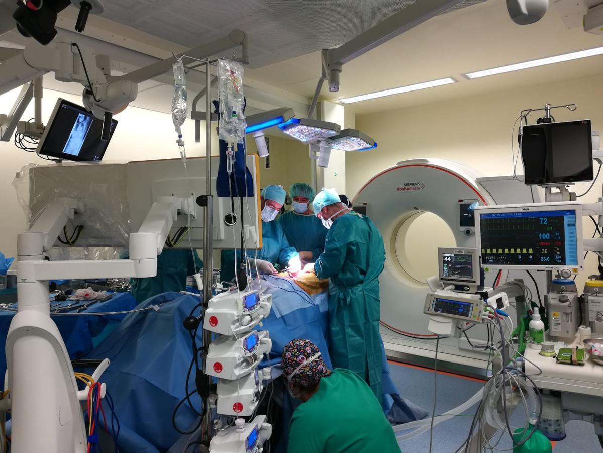 Una intervención de columna en los quirófanos del Álvaro Cunqueiro