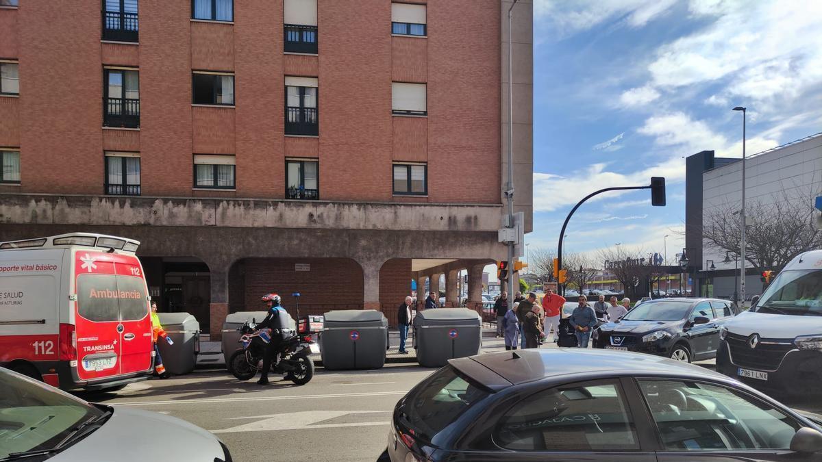 ATROPELLO GIJÓN | Herido un hombre en silla de ruedas tras sufrir un atropello en Gijón ATROPELLO GIJÓN | Herido un hombre en silla de ruedas tras sufrir un atropello en Gijón