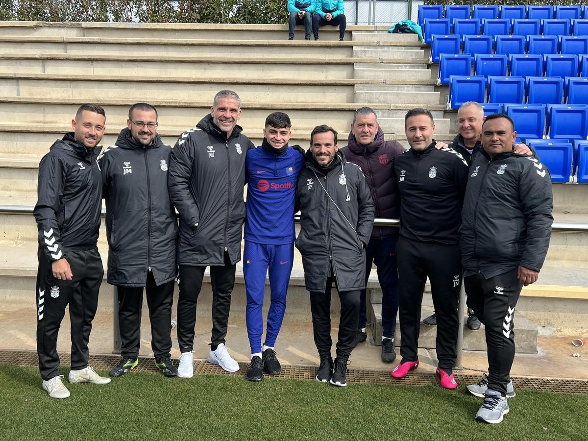 Pedri y Busquets, el padre de Sergio Busquets, junto a Manolo, Rubén Fontes, Juan Naranjo, Ojeda, el doctor Bolaños y los utilleros Alberto Romero y Óscar.eros