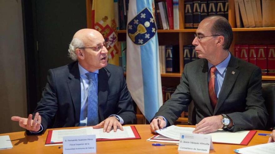 El fiscal superior de Galicia y el conselleiro de Sanidade, ayer en Santiago, durante la firma del acuerdo.