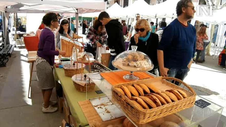 La Plaça de Baix acoge una feria gastronómica que reúne a productores y restaurantes del Camp d'Elx