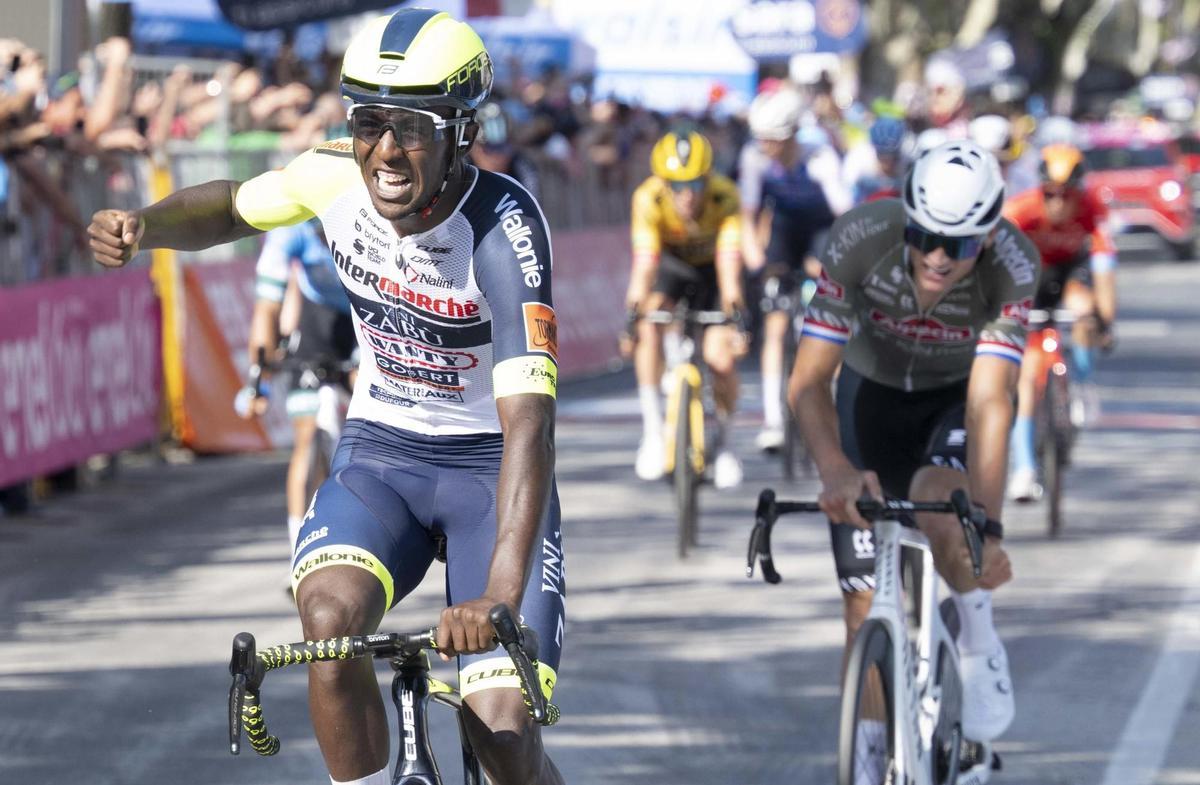 Jesi (Italy), 17/05/2022.- Eritrean rider Biniam Girmay (L) of Team Intermarche-Wanty-Gobert Materiaux celebrates as he crosses the finish line to win the 10th stage of the Giro d’Italia 2022 cycling race, over 196km between Pescara and Jesi, central Italy, 17 May 2022. (Ciclismo, Italia) EFE/EPA/MAURIZIO BRAMBATTI