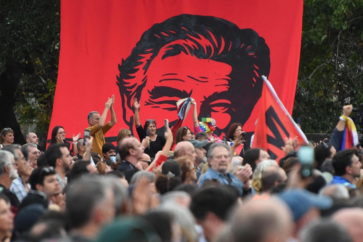 Simpatizantes del ex presidente uruguayo José “Pepe” Mujica se despiden mientras el féretro con sus restos abandona el Palacio Legislativo en Montevideo el 15 de mayo de 2025.
