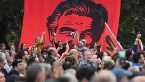 Simpatizantes del ex presidente uruguayo José “Pepe” Mujica se despiden mientras el féretro con sus restos abandona el Palacio Legislativo en Montevideo el 15 de mayo de 2025.
