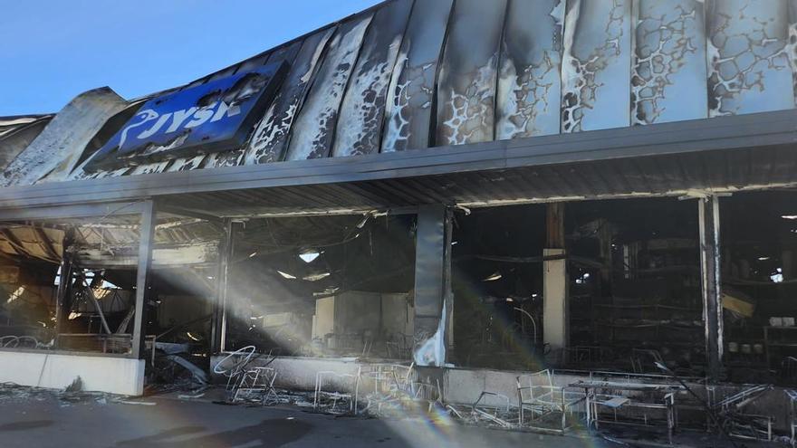 Así ha quedado la tienda de muebles Jysk de Manacor tras en incendio