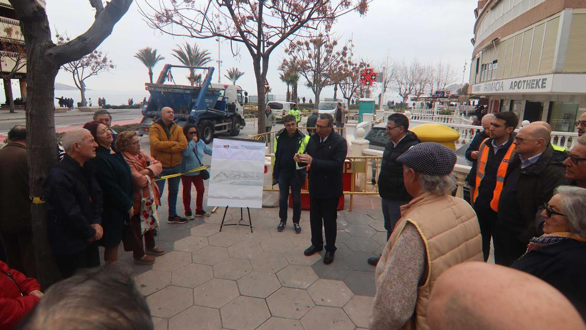 Un momento de la visita municipal a la zona, donde se ha explicado a los vecinos el proyecto que se está llevando a cabo.